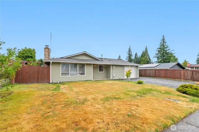 Large blank slate in the front yard