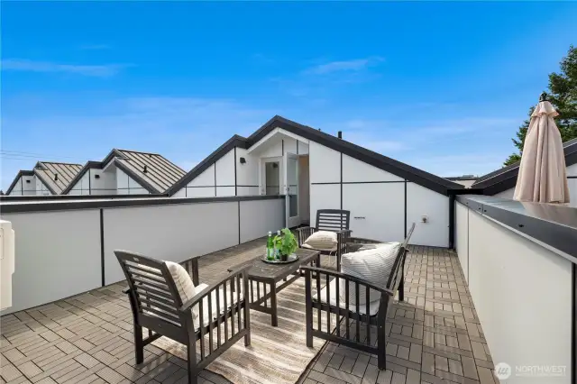 Photos are of a similar model home and are for illustrative purposes.