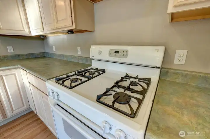 Kitchen / gas stove