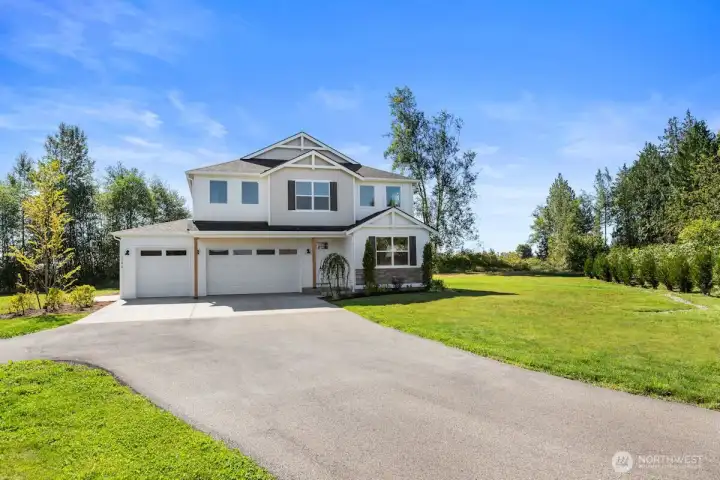 Photographs are for illustrative purposes only. Features, finishes, interior/exterior colors, landscaping and floorplan shown may vary from actual homes built.