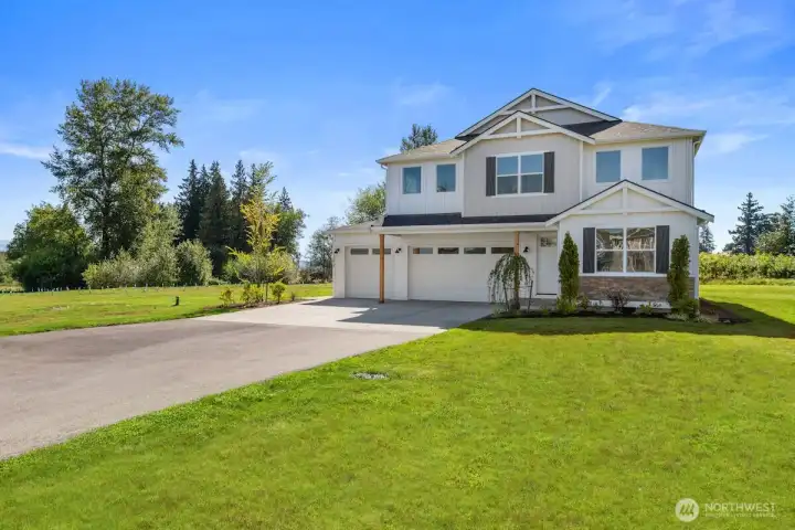 Photographs are for illustrative purposes only. Features, finishes, interior/exterior colors, landscaping and floorplan shown may vary from actual homes built.