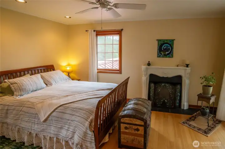 Main house floor 2 primary bedroom