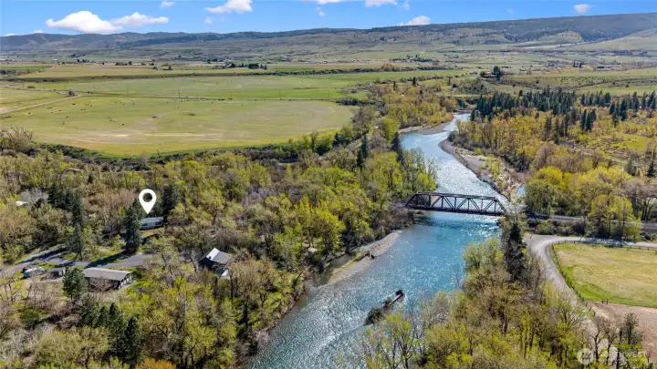 Welcome to 421 Cottonwood Road!