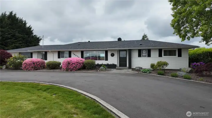 Welcome to 18579 Cook Road! Welcome to 18579 Cook Road!