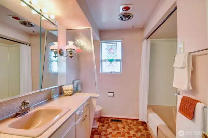 Retro pink bathroom for more mid century vibe! Retro pink bathroom for more mid century vibe!