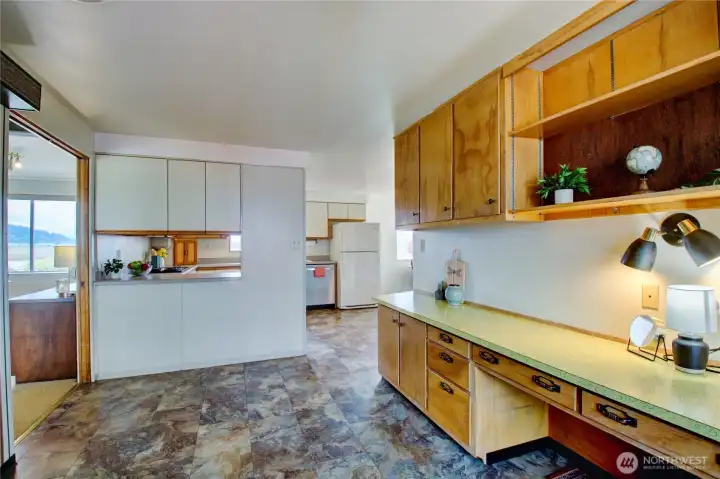 Lots of cabinets for storage here! Lots of cabinets for storage here!