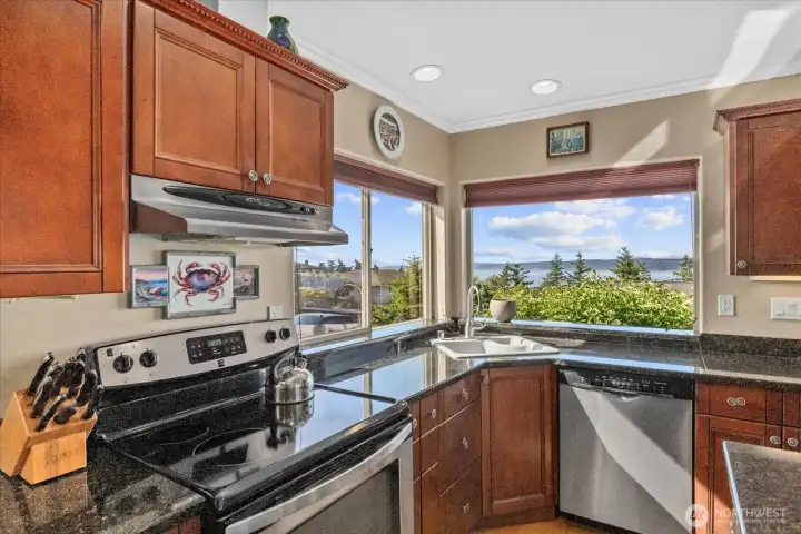 Nice location for kitchen sink! Watch the boat activity. Nice location for kitchen sink! Watch the boat activity.