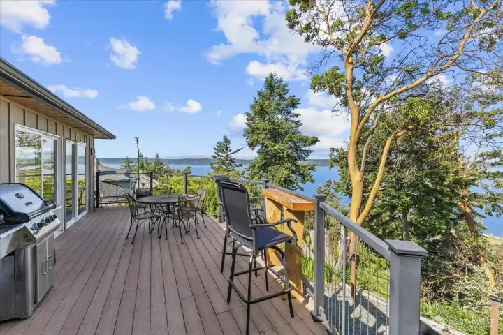 Large entertainment size deck! Large entertainment size deck!