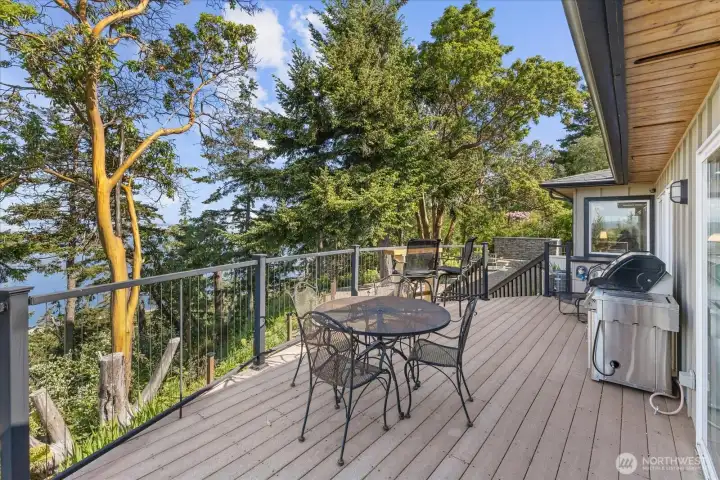 Great deck to relax and enjoy views! Great deck to relax and enjoy views!