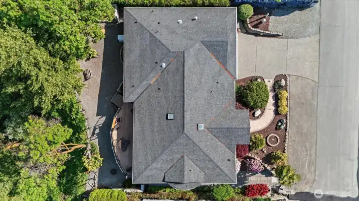 Shows the easy access to home from street. And great landscaping. Shows the easy access to home from street. And great landscaping.