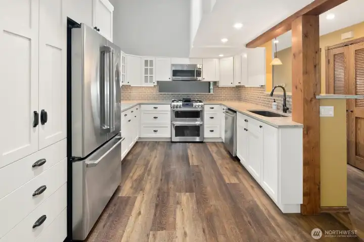 Remodeled kitchen w/ quartz countertops, stainless steel appliances