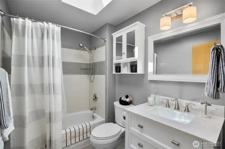 Upstairs Full Guest Bath With Tub Upstairs Full Guest Bath With Tub