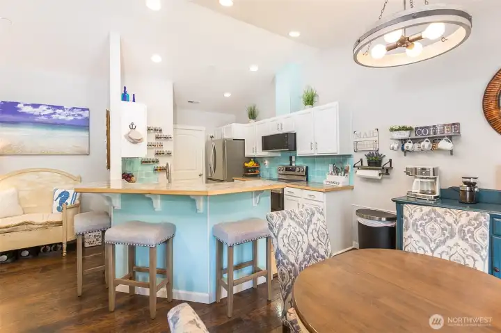 Eating Bar with Seating for 3