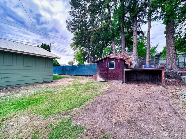 Lawn/garden equipment storage buildings