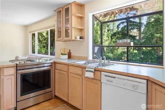 This is such a great stove! Enjoy cooking in this lovely kitchen