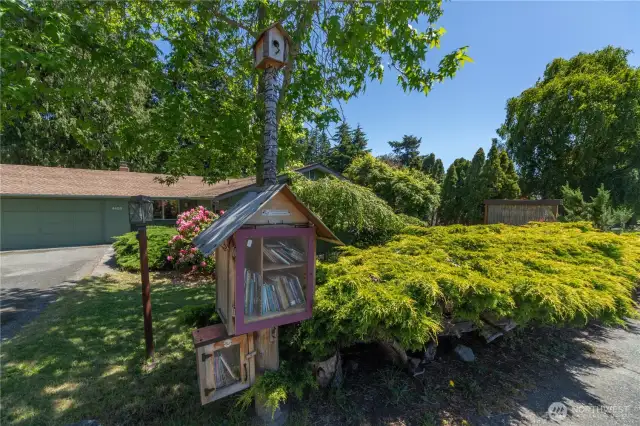 Plug into the neighborhood with this free library