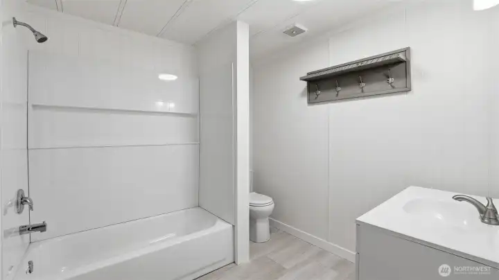 Main bath with heavy duty tub and encloser