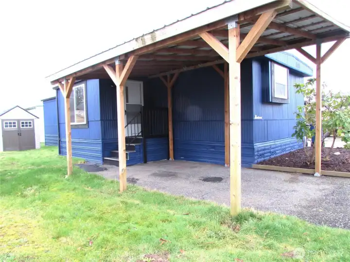 SMALL SIDE YARD W/ SHED.