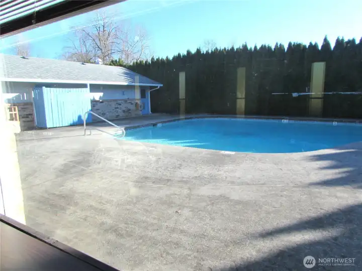 CLUB HOUSE SEASONAL OUTDOOR SWIMMING POOL.