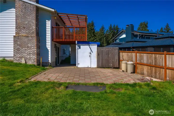 Side yard patio