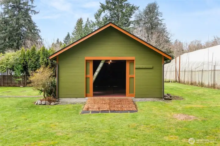 Huge 28x20 shop with 220 power.