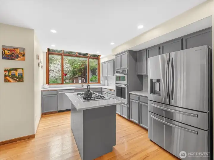 Updated kitchen 2019, quartz countertops/backsplash.