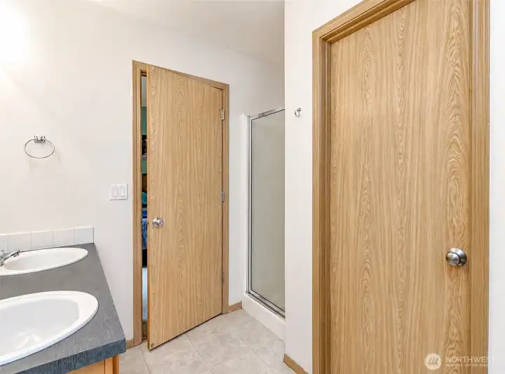 Primary bath room w/ large walk-in closet