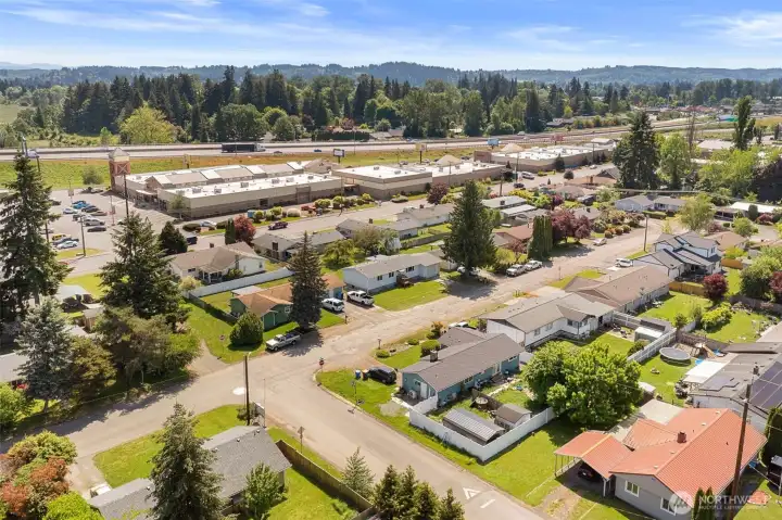 Aerial view showcasing convenient location Aerial view showcasing convenient location