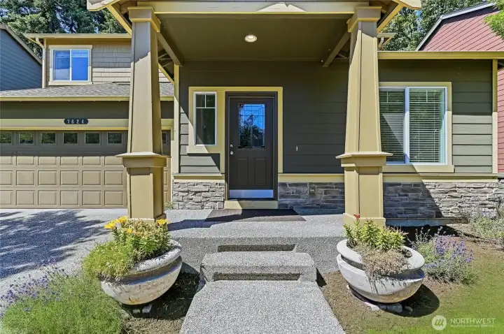 Well loved, 2010 built two floors single family home
