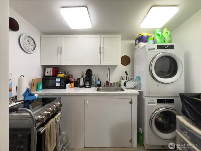 DADU has stackable washer & dryer, new convection range & stovetop & fridge.