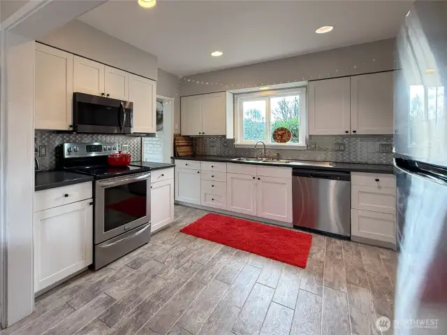Big, bright kitchen.