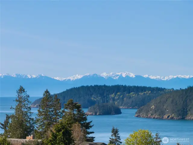 You will enjoy the views of Washington Park, Allan and Burrows Islands.  Not far from the Skyline Private beach and community facilities- a great area to launch a kayak or walk to the beach and watch the seals