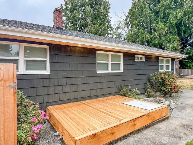 Entry to crawl space