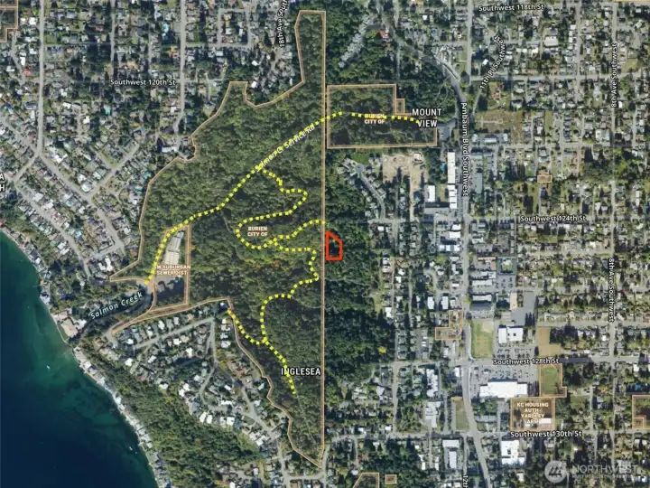 Approximate boundaries are in red and park trails highlighted in yellow.
