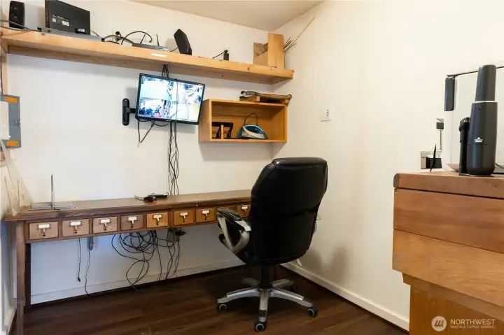 Office space, or room to turn into a second bedroom