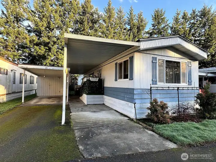 Garden/outdoor storage shed pictured on the left.