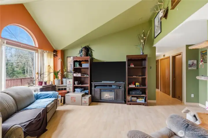 Living Room w/Vaulted Ceilings and Laminate Floors.