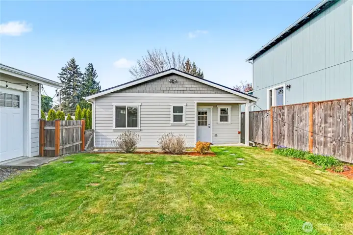 Perfect sized back yard for hosting!