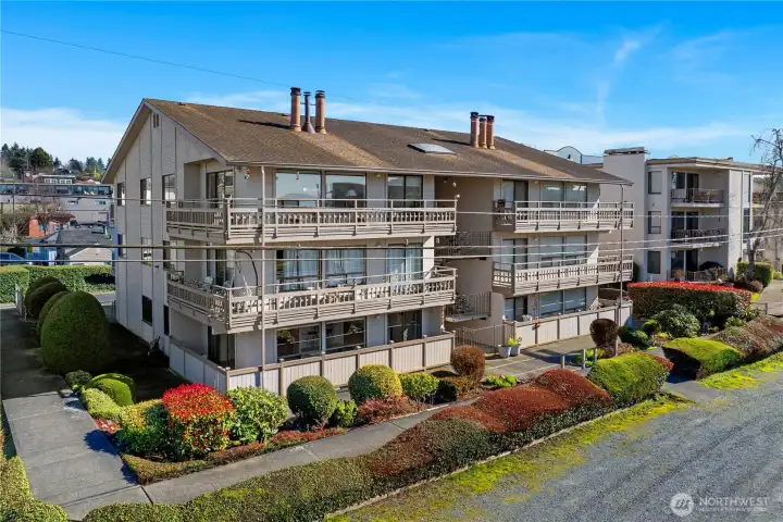 Ground floor unit with lots of natural light