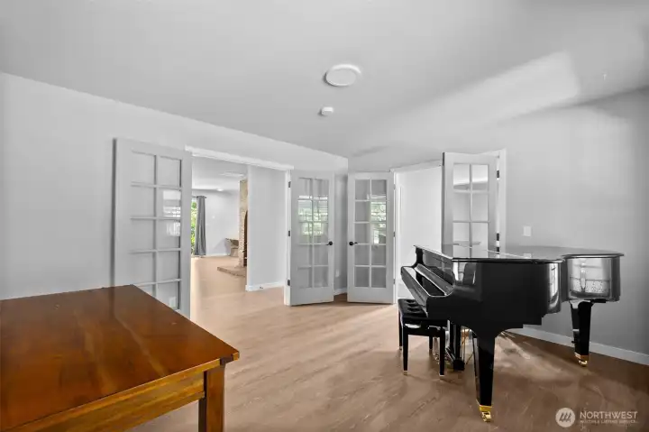 Bonus room/office/formal dining off main entrace