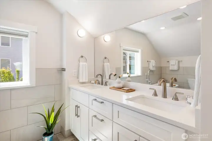 Great 5-piece bathroom that is ready for you to enjoy.