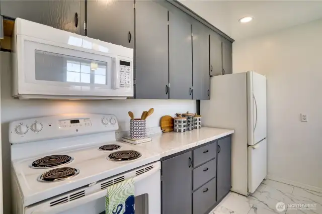 Although this is an electric oven/range, there's a gas hook-up should you prefer a gas stove.