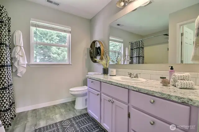 Spacious ensuite bath featuring an extended countertop – perfect for busy mornings!