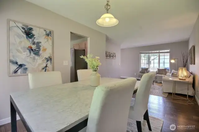 Nice open floorplan provides convenince for entertaining!