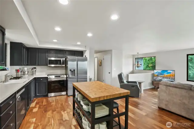 Gorgeous acacia hardwood floors, SS appliances