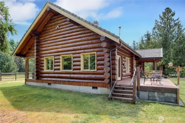 This is the N side of the home. Notice the large logs used in this custom home. They were hand-picked from Standig Idaho Timber. Pay attention to the hand-fitted joints and tightly chinked and sealed exterior.
