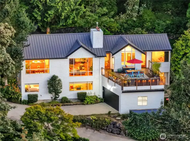 Cradled in the woodland sanctuary of Interlaken Park, this contemporary residence is one of only a handful ever sited within an Olmsted-designed Seattle landscape. Privacy and serenity abound here, yet the culture and convenience of North Capitol Hill remain just beyond the canopy.