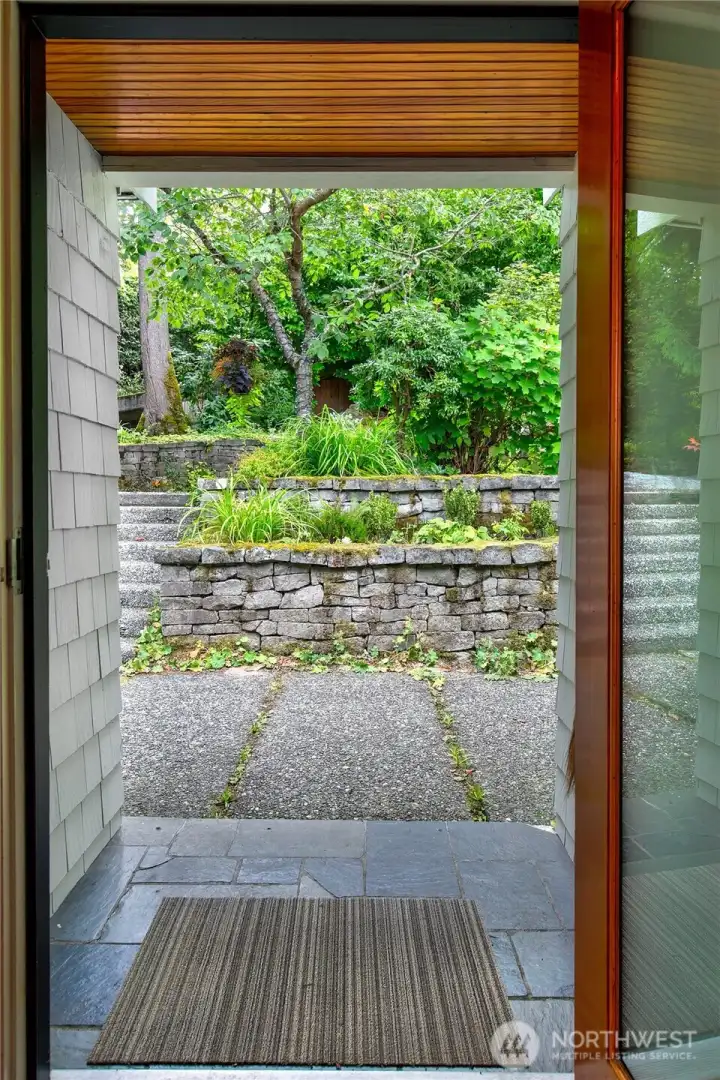 From the foyer, sightlines extend directly through to the 600-square-foot elevated deck, drawing the park indoors. This seamless axis connects daily life to Olmsted’s woodland canopy and seasonal light.