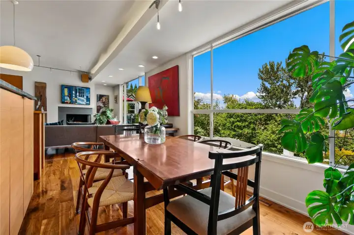 Floor-to-ceiling windows frame the treetops, turning each meal into an occasion within Olmsted’s parkland. Light, views, and greenery blur the boundary between indoor comfort and the living forest beyond.