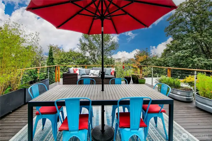 Just beyond the dining room, an open-air table transforms meals into picnics in the park. This seamless flow outdoors makes entertaining effortless, with Olmsted’s woodland canopy as a constant guest.